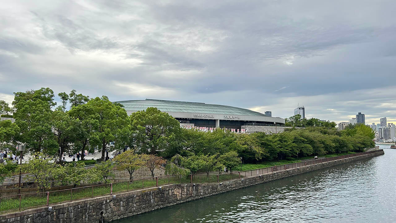 少し遠くから見た大阪城ホール